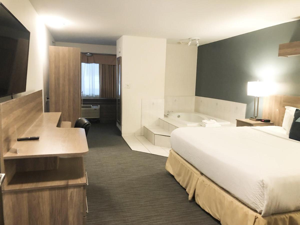 Days By Wyndham Centre St By The Falls Hotel 3*