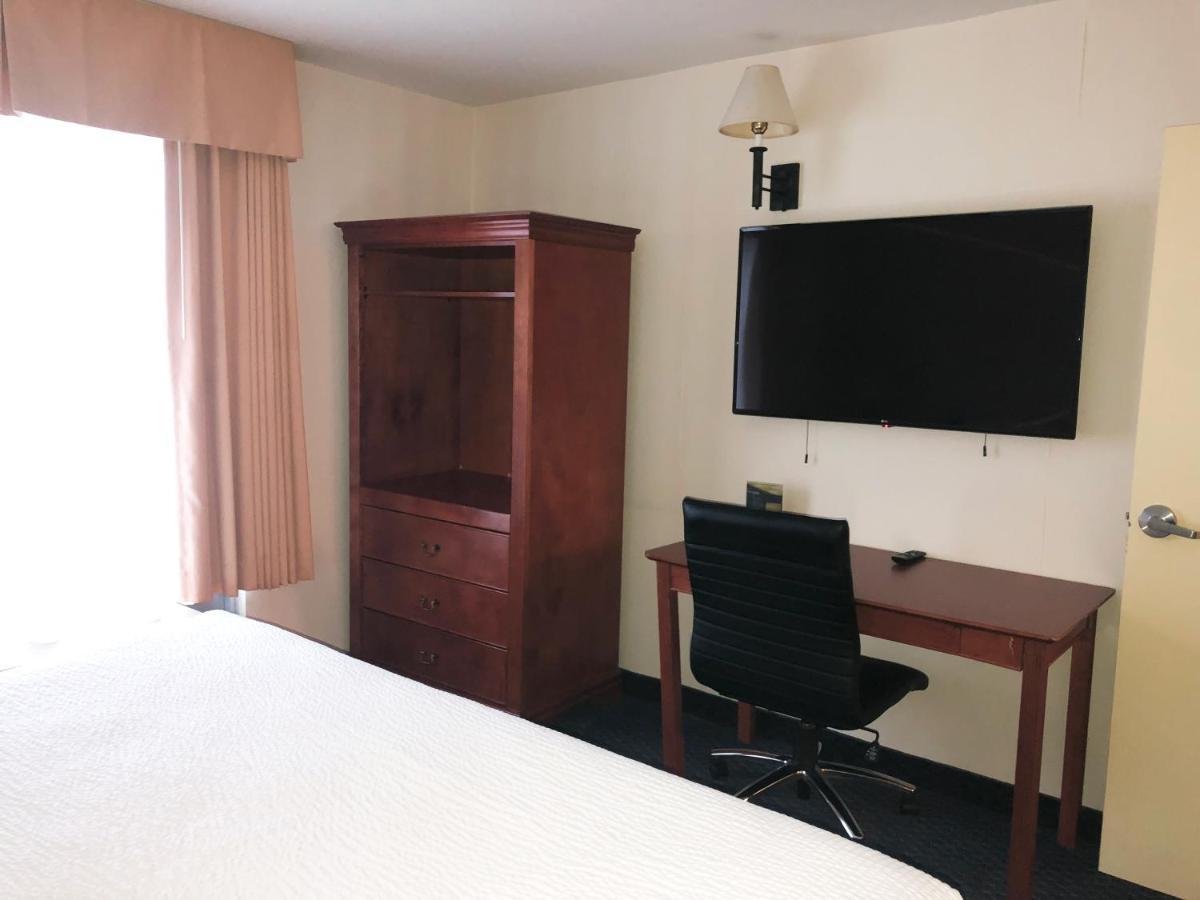 Days By Wyndham Centre St By The Falls Hotel 3*