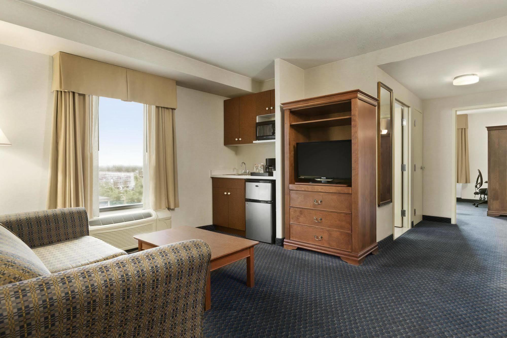 Days By Wyndham Centre St By The Falls Hotel 3*